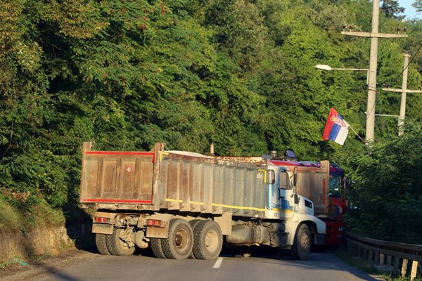 Камиони блокираха пътища по границата между Косово и Сърбия. СНИМКА: РОЙТЕРС