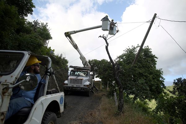 Ураганът връхлетя Пуерто Рико на 20 септември. При преминаването на стихията електрическата мрежа на острова бе напълно прекъсната. СНИМКА: РОЙТЕРС