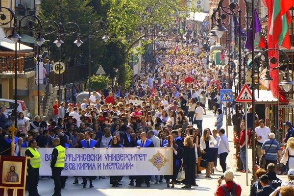 Море от усмихнати млади хора се изля по улиците на Велико Търново

Снимки: Фейсбук на Даниел Панов/ Ростислав Грънчаров