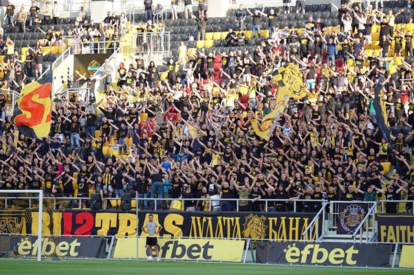 Привържениците на "Ботев" (Пловдив) бурно подкрепяха своите любимци през целия мач.