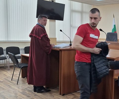 Пламен Кралев в съдебната зала, вляво е прокурорът Тодор Павлов.