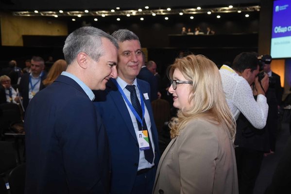 Министрите в оставка Димитър Илиев и Андрей Цеков разговарят с депутатката Татяна Султанова