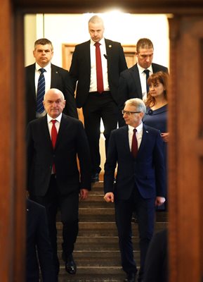 Димитър Главчев и Николай Денков влизат заедно за церемонията по предаването на властта.

СНИМКИ: ВЕЛИСЛАВ НИКОЛОВ