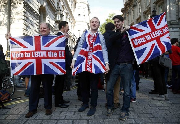 Привърженици на излизането на Великобритания от ЕС се радват на резултатите от референдума. СНИМКА: РОЙТЕРС