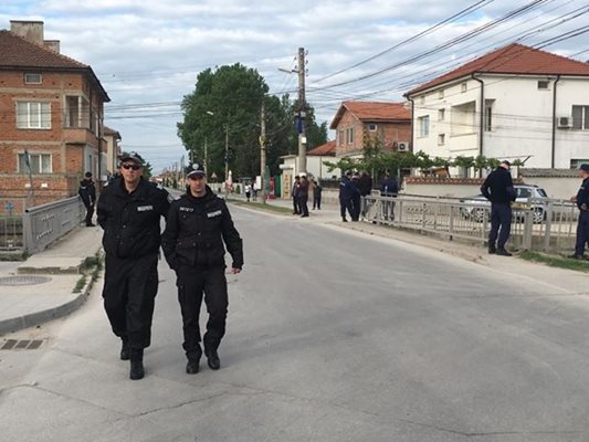 През метри полицаи пазят маршрута за папата в Раковски. СНИМКИ: Авторът