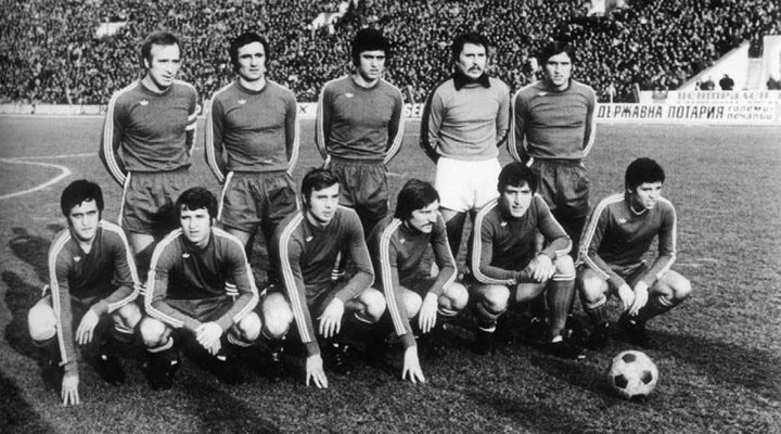 90 минути след като този кадър е заснет, "Левски" ще е победил "Барселона" с 5:4 в турнира за Купата на УЕФА. Датата е 17 март 1976 г. Емил Спасов (долу вдясно) е само на 20 години, но играе и бележи гол в историческия мач