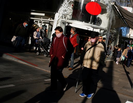 Хора с предпазни маски се движат в пешеходната зона на Виена.