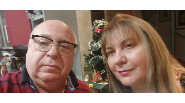 “Весели празници!” Това е написал Чавдар Русев под снимката със съпругата си, публикувана на стената му във фейсбук на 30 декември в 22,13 часа. След поздравлението си получават много пожелания за здраве.