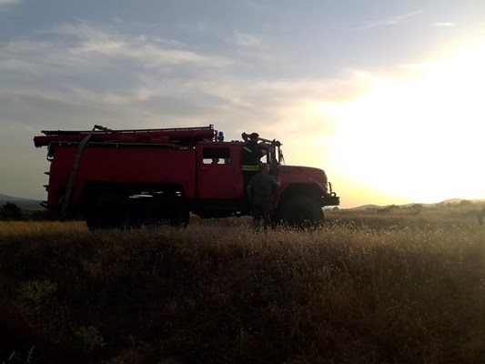 Пожарна кола с огнеборци е изпратена да гаси пламъците.