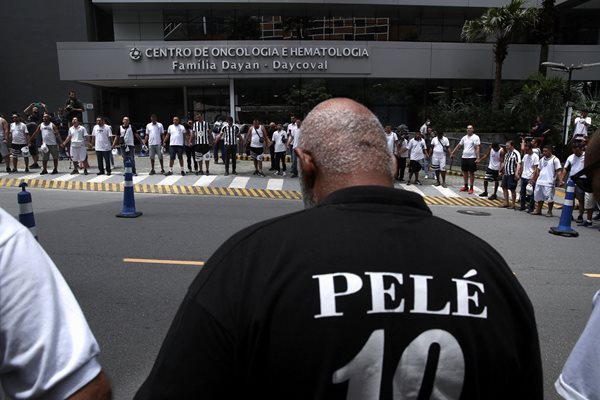 Фенове се молят за зравето на Пеле пред болницата "Алберт Айнщайн" в Сао Паулу.