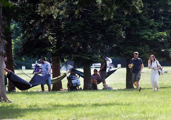 В хубавото време софиянци опъват хамаци в Борисовата градина.
СНИМКА: ВЕЛИСЛАВ НИКОЛОВ