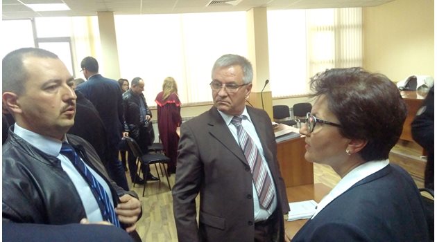 Владимир Елдъров (вляво) предаде на майка си личните вещи минути след като чу решението, че го задържат отново. До тях е адвокат Йордан Давчев, който нарече присъдата абсурдна.