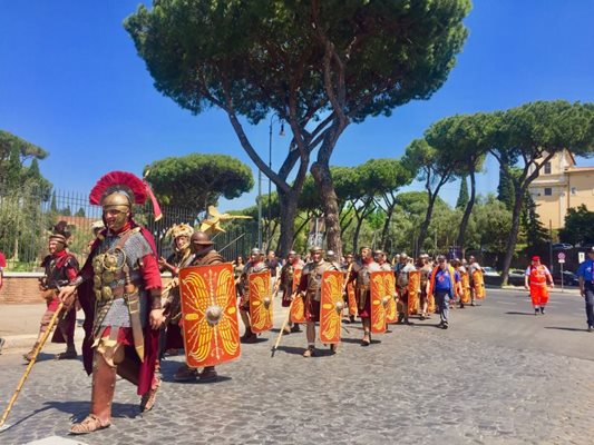 Представители на Римската историческа група в древни облекла и въоръжение