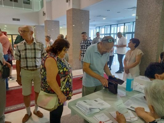 Пловдивските социалисти провеждат градска конференция в един от най-горещите дни.