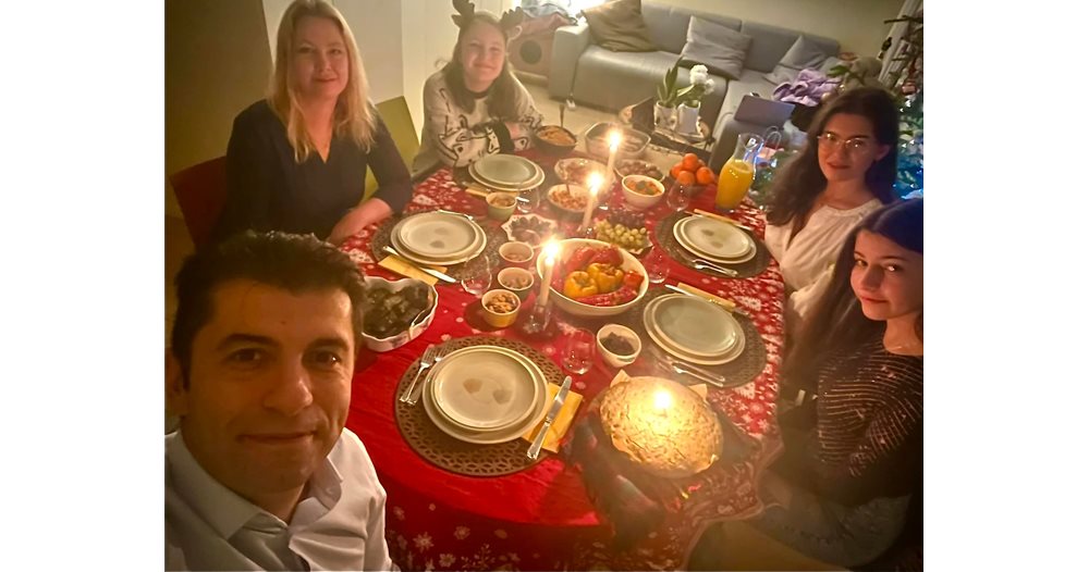 Kiril Petkov with his family on Christmas Eve