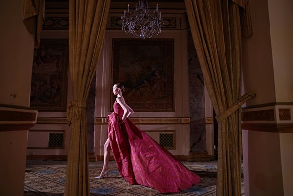 Модна къща "Каролина Ерера", която е синоним на елегантност и класа, показа на Нюйоркската седмица на модата есен/зима драматизъм, романтиката и величие
Снимка: Ройтерс