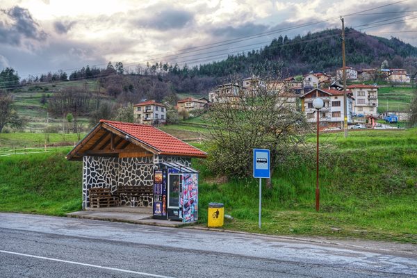 Автоматите са поставени до автобусната спирка за село Равнища на основния път  Смолян- Мадан.
Снимки: Фейсбук/ Валентин Димитров
