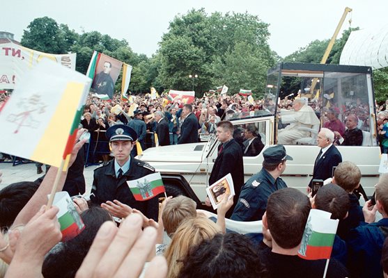 Човек от НСО шофира папамобила в София.