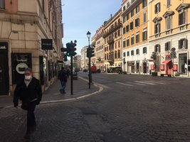 В центъра на Рим почти няма хора, но всички магазини работят.
СНИМКИ: АВТОРЪТ
