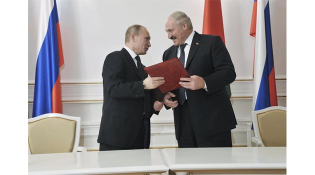 Путин и Лукашенко се поздравяват за подписаните споразумения.