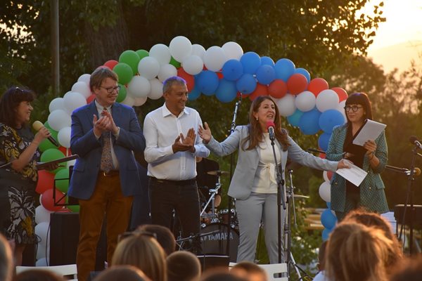 Кметът Илко Стоянов, посланик Н. Пр. Херо Мустафа и д-р Дейвид Еванс поставиха началото на Първи Американски музикален фестивал в Благоевград.