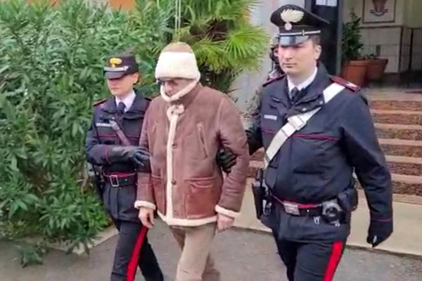 Полиция отвежда Матео Месина Денаро. Той бе заловен на 16 януари на излизане от частна клиника в Палермо, където се лекуваше от тежко заболяване. Босът се криеше от властите от 1993 година.
