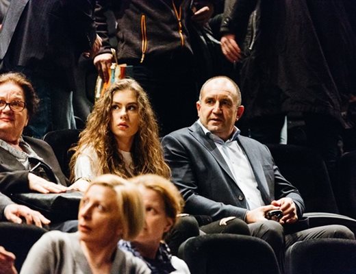 Румен Радев с дъщеря си Дарина на театър в НДК
СНИМКА: ОРЛИН ГОРЯНОВ, НДК