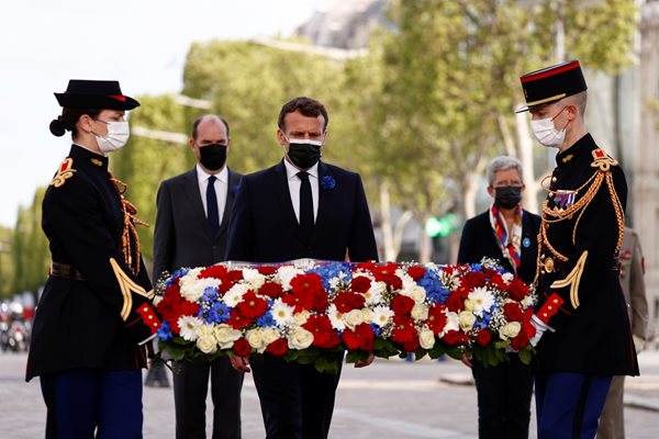 Френският президент Еманюел Макрон участва в церемония в Париж по повод 76 години от края на Втората световна война Снимки: Ройтерс