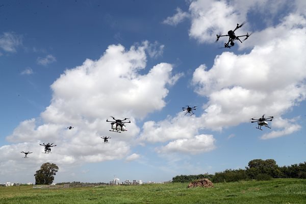 Регулировчици ще командват трафика на дронове