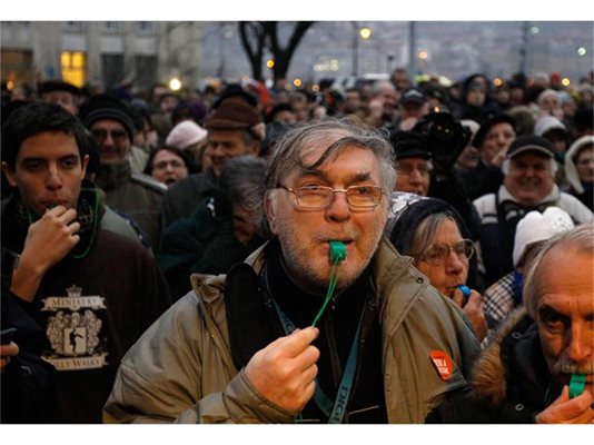 Унгарци протестират срещу управлението на Виктор Орбан.
СНИМКА: РОЙТЕРС
