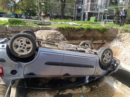 Със 170 км/ч. бягал от полицията шофьорът, приземил се по таван в изкоп в Пловдив