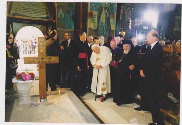 Папата се моли на гроба на цар Борис III на Рилския манастир.
СНИМКА: ПРАВИТЕЛСТВЕНА ИНФОРМАЦИОННА СЛУЖБА