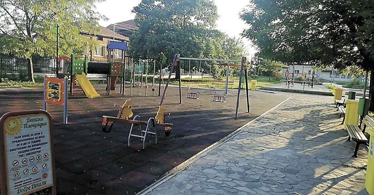Новата детска площадка в благоустроения парк „Ливингстън“