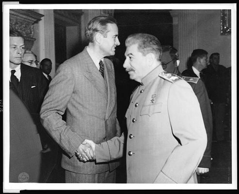 Сталин се ръкува с американския посланик в СССР през 1944 г. Уилям Хариман.