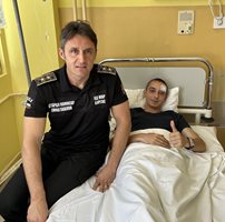 Раненият полицай Иван Панчуков бе посетен в болницата от директора ст.комисар Емил Павлов.