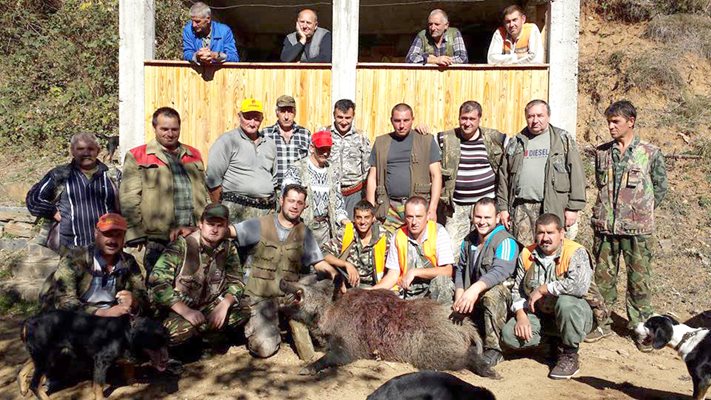 Ловна дружинка се снима за спомен с гигантската дива свиня.  Груповия лов на дива свиня и лова на местен дребен дивеч се открива на 5 октомври