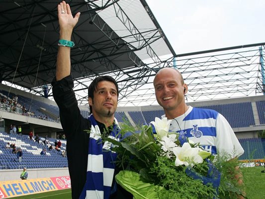 Илия Груев поздравява фенове на "Дуисбург" при завръщането си в клуба като помощник-треньор през 2012 г.