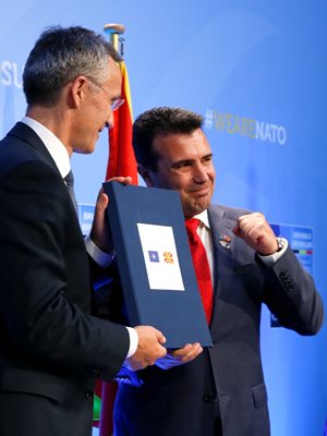 Шефът на НАТО Столтенберг (вляво) и премиерът Зоран Заев на церемонията за покана на Македония в пакта.