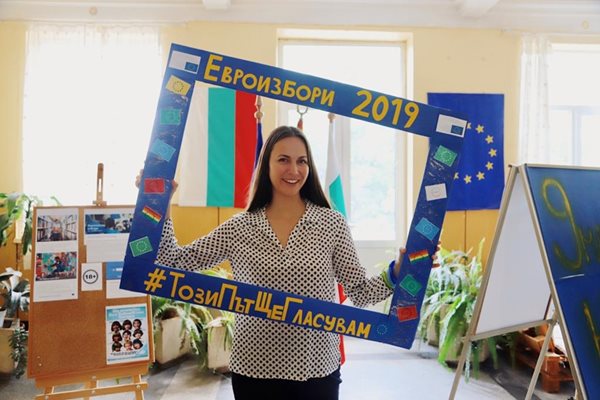 Ева Майдел в Димитровград СНИМКИ: пресцентърът на ГЕРБ