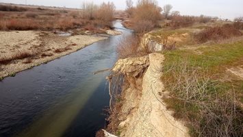 Пловдивско село чисти река и се черпи с вино