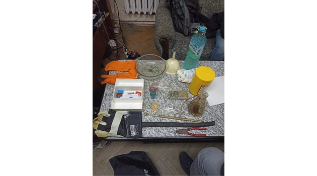 Иззетите вещества и предмети от разбитата нарколаборатория на ул."Дебелт". Снимки: МВР