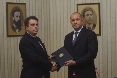 Президентът Румен Радев връчи мандата за съставяне на правителство на Асен Василев.
СНИМКИ: ВЕЛИСЛАВ НИКОЛОВ