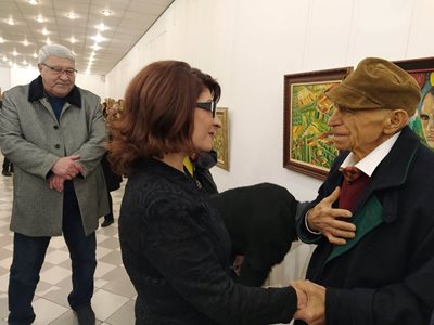 Десислава Атанасова поздрави художника Иван Ташков-Балзак с изложбата му. Снимки: Авторът