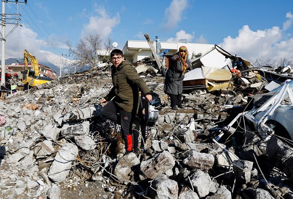 Хора разчистват отломките след земетресението СНИМКА: Ройтерс