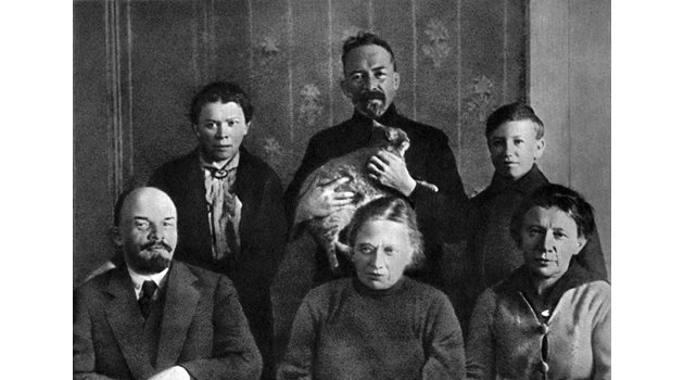 Ленин със семейството си в Кремъл през 1920 г. В средата до вожда е съпругата му Надежда Крупская.