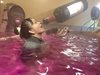 Японци се глезят с басейни с вино или чай (Видео)