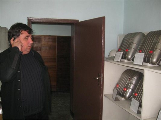 Шефът на минноспасителната служба в Бобов дол Сашо Стоичков разказва за трагедиите през 1997 г. 
СНИМКИ: АВТОРЪТ 
