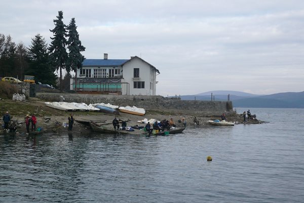 Десетки рибари търсят костур на Щъркелово гнездо; Снимка: Авторът