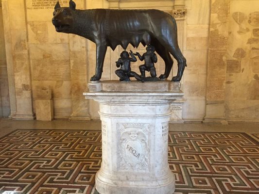 Статуята на Вълчицата, символът на Рим, се намира в Капитолийските музеи