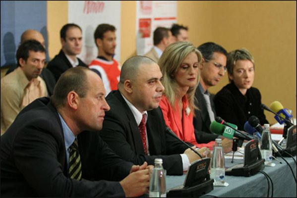 Емил Коен (Емил Бояджиев) обяснява светлото бъдеще на баскетбола в ЦСКА в компанията на Росен Барчовски (вляво) и пресаташето си Миляна Велева.